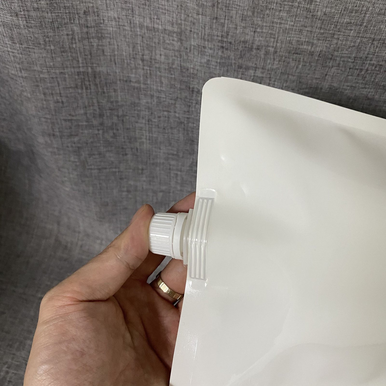 Custom Liquid Soap Packaging: 1000ml Large-Capacity Spouted Pouch with Food-Grade PET/PE for Shampoo & Hand Soap Refills