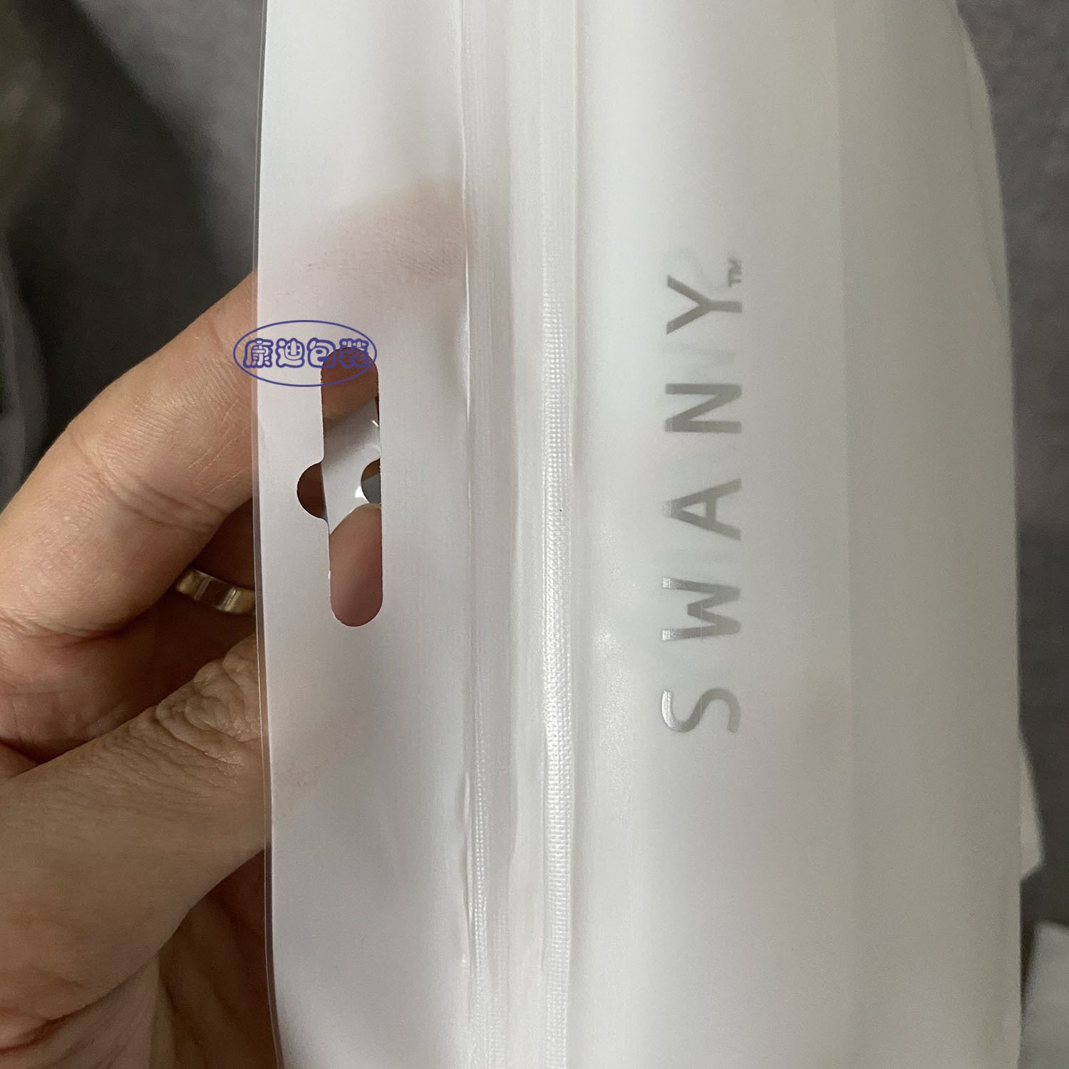 Dongguan Kangdi Packaging PET/VMPET/PE Metallised T-Shirt Zipper Pouch — Light-Blocking Resealable Bag for Ambient Liquid and Semi-Liquid Filling