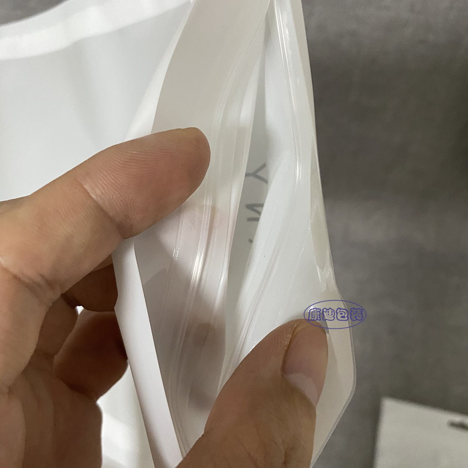Small Pet Food Packaging: Custom PET/VMPET/PE Metallised Self-Seal Zipper Pouch for Guinea Pig Staple Food